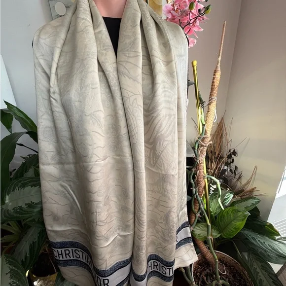 Christian Dior Reversible Floral Wrap Silk Scarf. - Picture 10 of 16